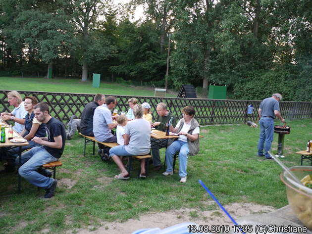 Grill, Salat, Tsatsiki und Kräuterbutter