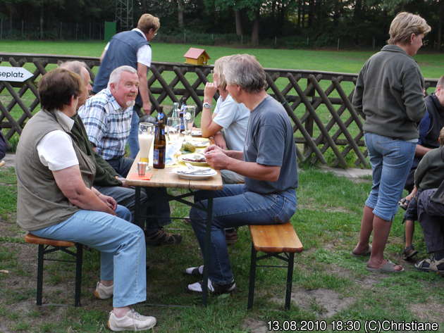 Grill, Salat, Tsatsiki und Kräuterbutter